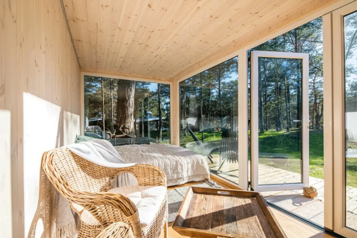 Ein Rückzugsort für die ganze Familie: Ein modernes Gartenhaus auf einem Fundament aus Holz