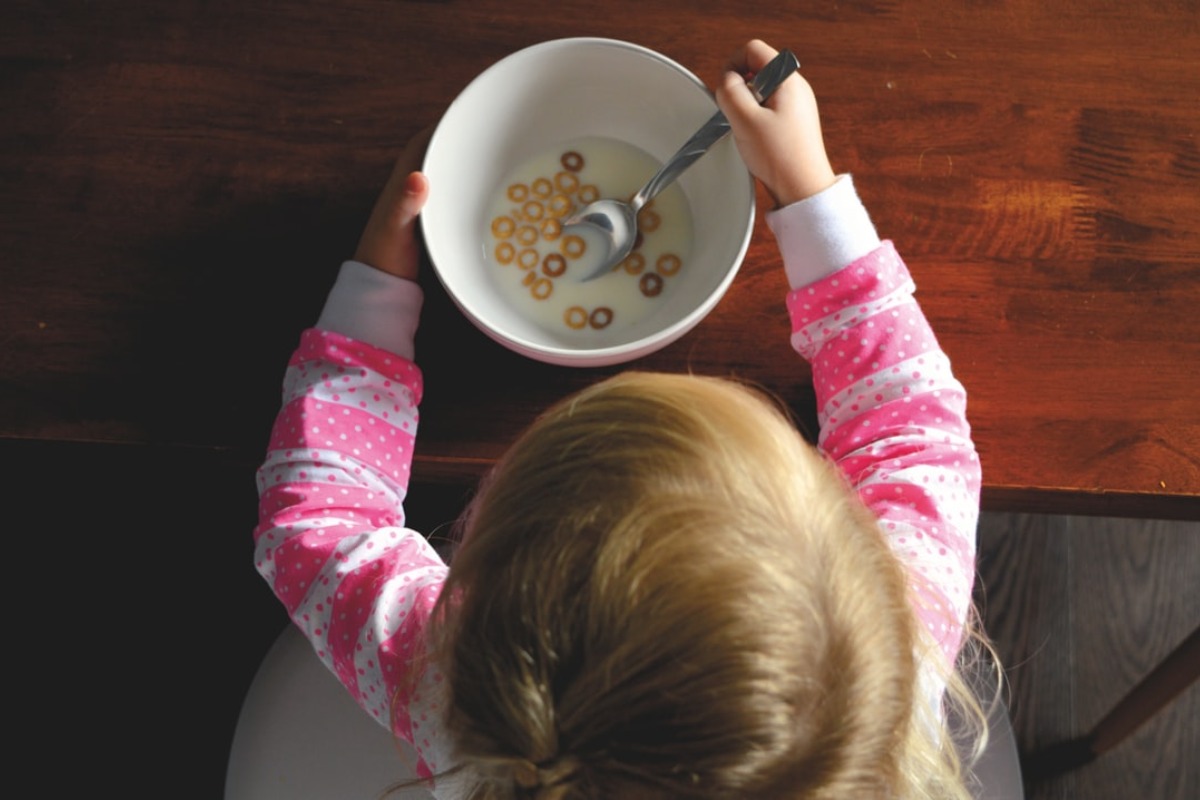 Tischmanieren bei Kleinkindern – darauf sollte man achten